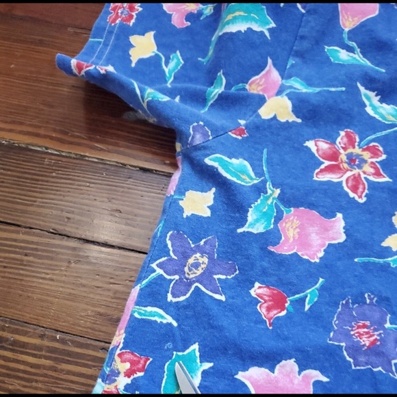 Vintage 90s Hanes Her Way floral t-shirt. Dead stock vintage unworn size small - Picture 2 of 3